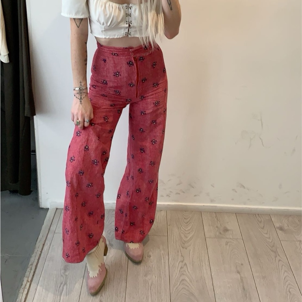1970’s pink floral high waisted trousers made with a light chambray cotton 🎀